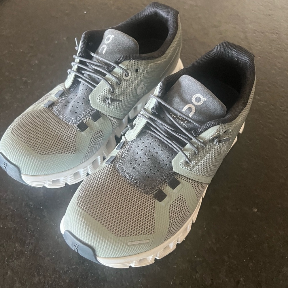 On Cloud ' Gray and Black Sneakers